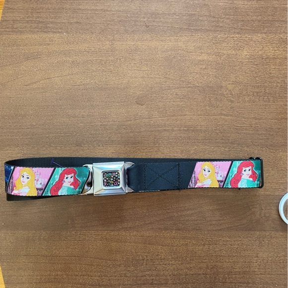 Adorable, seatbelt buckle belt   featuring the Disney princesses - Picture 3 of 6